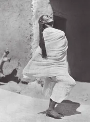 アフリカスーダンの踊り子、オムドゥルマン（モノクロ写真）