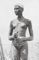 ヌエル族の少女（モノクロ写真）