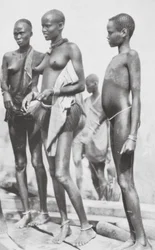 スーダンの黒人少女（モノクロ写真）