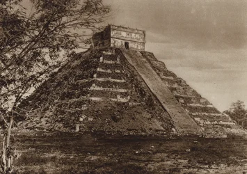 メキシコ：ユカタン、チチェニツァ遺跡 "エル・カスティージョ"（モノクロ写真）