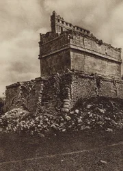 メキシコ：チチェニツァ遺跡、ユカタン州、ペロタ広場近くの寺院（モノクロ写真）