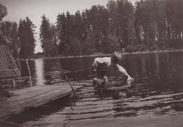ニーメンラウタの遊覧船に浮かぶ子供たち
