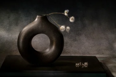 優雅な暗色の花瓶
