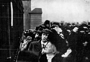 1910年、エドワード王の死に関する公式通知がバッキンガム宮殿の外に掲示されました。