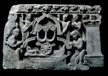 ガンダーラ（またはグレコ・ブッディズム）の芸術。"Buddha in prayer" the miracle Sravasti (Shravasti or Savatthi) (祈りの仏陀、Sravastiの奇跡) ガンダーラ派のレリーフ - 2～4世紀 - インド博物館、カルカッタ