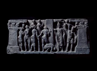 ガンダーラ（またはグレコ・ブッダ）の芸術。"Devadatta archers attack Gautama" (デーヴァダッタの弓使いがゴータマ仏を攻撃する) ガンダーラ派のレリーフ - 2～4世紀 - インド博物館、カルカッタ・インド