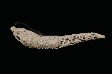 北インドの刻まれた火薬ホーン