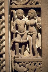 恋人同士のカップルラジャスタンまたはウッタル・プラデーシュ（インド）の芸術、9～10世紀、石彫の戸枠。韓国国立博物館、ソウル（韓国）。
