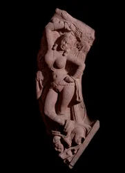 小人に乗り移る乙女（赤砂岩の彫刻、クシャーン帝国