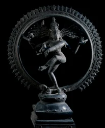 ヒンドゥー教：舞踏の神シヴァ・ナタラージャの表現 (Shiva Nataraja, lord of dance) 青銅製の彫刻 12世紀 インドの博物館、コルカタにある