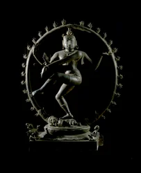 ヒンドゥー教：舞踏の神シヴァ・ナタラージャの表現 (Shiva Nataraja, lord of dance) 青銅製の彫刻 12世紀 インドの博物館、コルカタにある