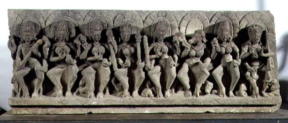 シヴァ神と7人の母神を描いたリンテル、グルジャラ・プラティハラ朝、アラハバード（石材）