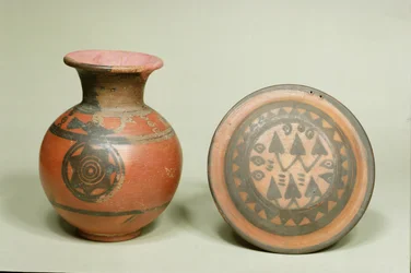 テラコッタポットと蓋、インダスバレーのハラッパにある墓地Hから、紀元前1500年〜紀元前1200年（テラコッタ）