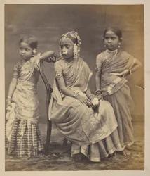 マドラスの子供たちのグループ、ジュエリーの着用方法を示す、1870年頃（セピア写真）