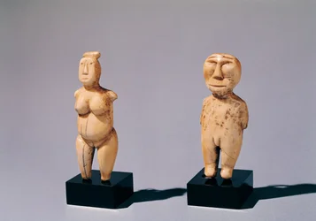 ベーリング海峡からの男性と女性の2つの像