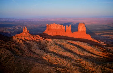 ユタ州モニュメント・バレーの岩層を空撮。