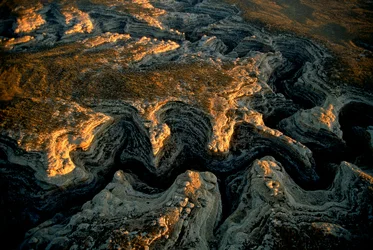 乾燥したユタ州メサの空撮写真-グランド・ガルチは数多くのメサイアに水を供給している。