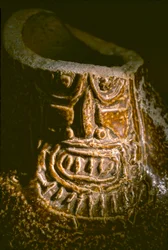 フチャからの出土品エル・ブルホは、紀元100年頃から800年頃までペルー北海岸を支配していた文化、モチェのピラミッド遺跡群である。1899年にモチェ渓谷を掘ったドイツの考古学者マックス・ウーレは、この遺跡がペルー北部の海岸にあったことに初めて気づいた。