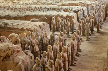 テラコッタ戦士博物館にて、ピット1地区の様々な戦士のシーン、2009年（写真）。