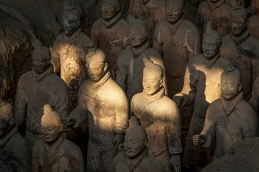 テラコッタ戦士博物館にて、ピット1地区の様々な戦士のシーン、2009年（写真）。