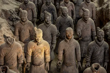 テラコッタ戦士博物館にて、ピット1地区の様々な戦士のシーン、2009年（写真）。