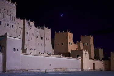 ワルザザートに昇る月、モロッコ、2019年（写真）