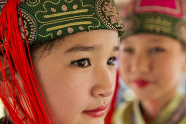 ナーダムでモンゴルの民族衣装ディールを着た少女のポートレート（2013年）（写真）。