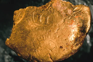 キューバ近海の難破船から発見された16〜17世紀の貴重な貨物。22カラットの金で、さまざまな形や大きさのものがある。この金塊には検量印が押されている。