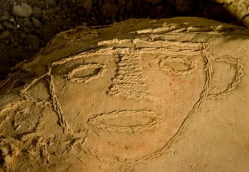 ワカ・エル・ブルホの南西隅にある主墓のファルド（ミイラの束）、2005年（写真）。