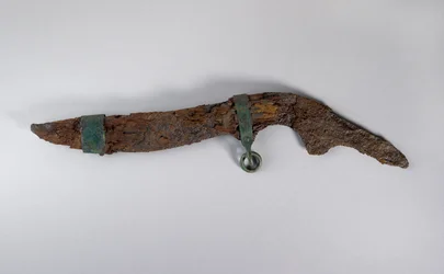 鞘の残欠を伴う大型ナイフ、おそらくハンガリーのショプロン出土、鉄器時代（鉄と木）