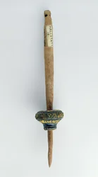 鉄の時代のハルシュタットの木製のスピンドルが残っているスピンドルの渦巻き（木材）