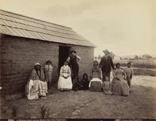 メキシコ人一家、カリフォルニア州サン・ファン・キャピストラーノ伝道所、1880年（写真）