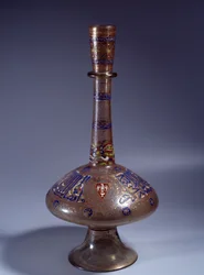 イスラム美術：副王トゥクステムールの長いエナメル質のガラスの首を持つボトル。1345年頃、エジプトかシリアから。寸法50cm。パリ、ルーブル美術館