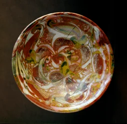 イスラム美術：野菜の装飾が施された小さな陶器のボウル。イラク出土。紀元9世紀。薄さ13.8 cm パリ、ルーヴル美術館