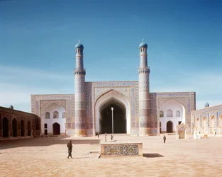 1200年に設立され、1498年に再建されたマスジッドジャミまたはフライデーモスクの中庭