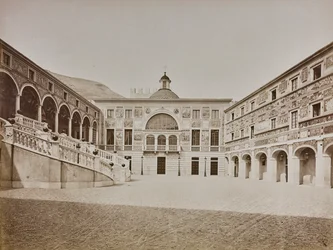アルバム「Italie 1882, Naples, Pise, Gênes, Corniche」。モナコ皇太子宮殿の中庭