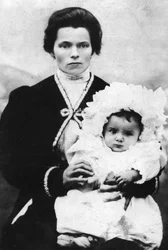 母ローザ・マルトーニと幼少期のベニート・ムッソリーニ - 1884年 - 母ローザ・マルトーニに抱かれるベニート・ムッソリーニ（1883-1945）。
