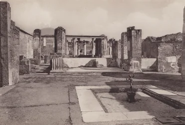 カーサ・デル・ファウノ・ダンザンテ（踊る法師の家）（モノクロ写真