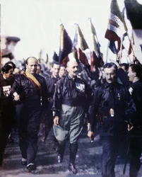 ムッソリーニとローマ進軍。1922年。手彩色写真、1923年。（マルチャ・ス・ローマ）