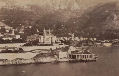 モンテカルロ湾（1887年7月）（モノクロ写真
