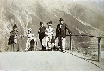 山岳地帯の観光客（イタリア、1895年頃）（セピア写真