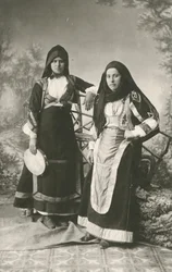 イタリア、サルデーニャ、ベルヴィとアリッツォの民族衣装を着た2人の女性（1910年頃