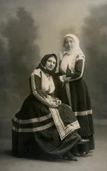 民族衣装を着た2人の女性（イタリア、サルデーニャ島、フォンニ、1915年頃