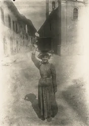 民族衣装を着た若い女性（イタリア、アブルッツォ州ロッカラーソ、1905年頃