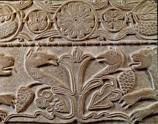 中世の考古学（Middle Ages）。ロンバルディアの蛮族芸術：敬虔なクニペルト王（688年から700年までの摂政）の愛人である王女テオドートのプルトゥス。)グリフィンが描かれたプレートの詳細、720年頃。ロンバルディア美術、大理石。パヴィア、M