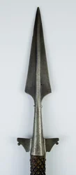 クマの槍、1550年頃（鋼と木）