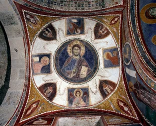 祝福を与えるキリストが伝道者のシンボルを囲む13世紀イタリア派のフレスコ画。アナニのカテドラーレの地下室の第15保管室。イタリア