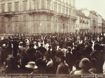 1898年5月6〜9日のミラノの暴動中に市民がババベカリス将軍の騎兵隊に挑む