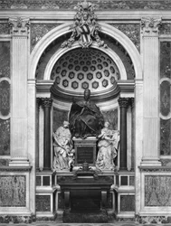 教皇クレメンス12世(1652-1740)のモニュメント、ポルフィリー製骨壷と円柱、パンテオンより(ブロンズ、大理石、ポルフィリー) (白黒写真)