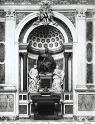 教皇クレメンス12世（1652-1740）の記念碑。ポルフィリーの骨壺とパンテオンの柱、コルシーニ礼拝堂の節制（左）と賢慮（右）の間